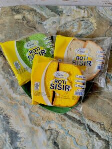 Roti Sisir roti sisir terdiri dari tiga rasa utama: putih, pandan, dan vanila, yang memberikan kombinasi tampilan dan rasa yang menarik.